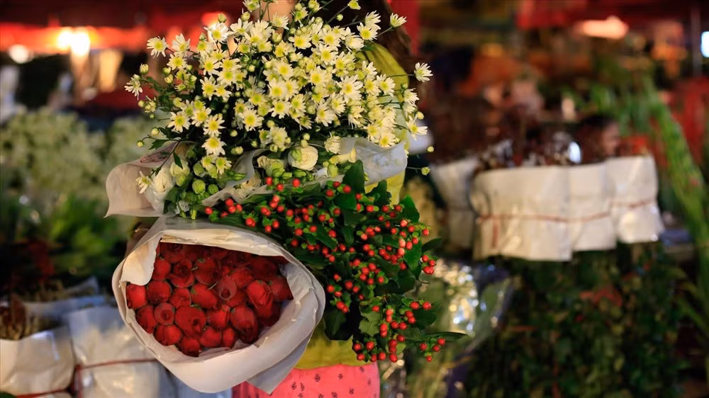 Chợ hoa Tết Mê Linh này cũng giống như chợ hoa Tây Tựu, họp đêm và tan vào lúc sáng sớm. Ảnh: T.L