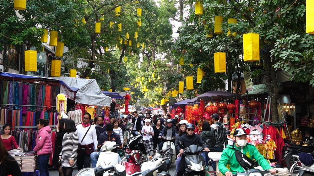 Chợ hoa Hàng Lược nằm ngay giữa lòng phố cổ, rất thuận tiện cho du khách vừa ngắm hoa vừa khám phá phố cổ. Ảnh: Traveloka