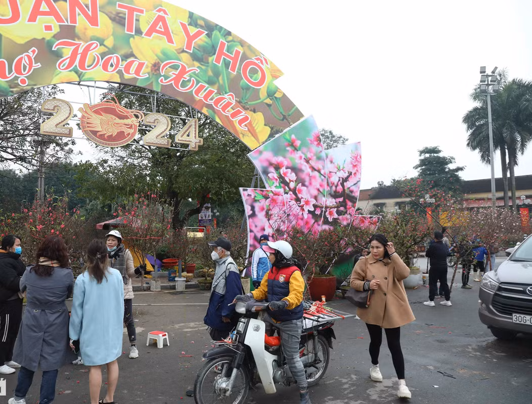 Chợ hoa Tết Lạc Long Quân là một trong những địa điểm thu hút khách du lịch, người dân đến tham quan và mua sắm dịp cận Tết. Ảnh: Vietnamnet