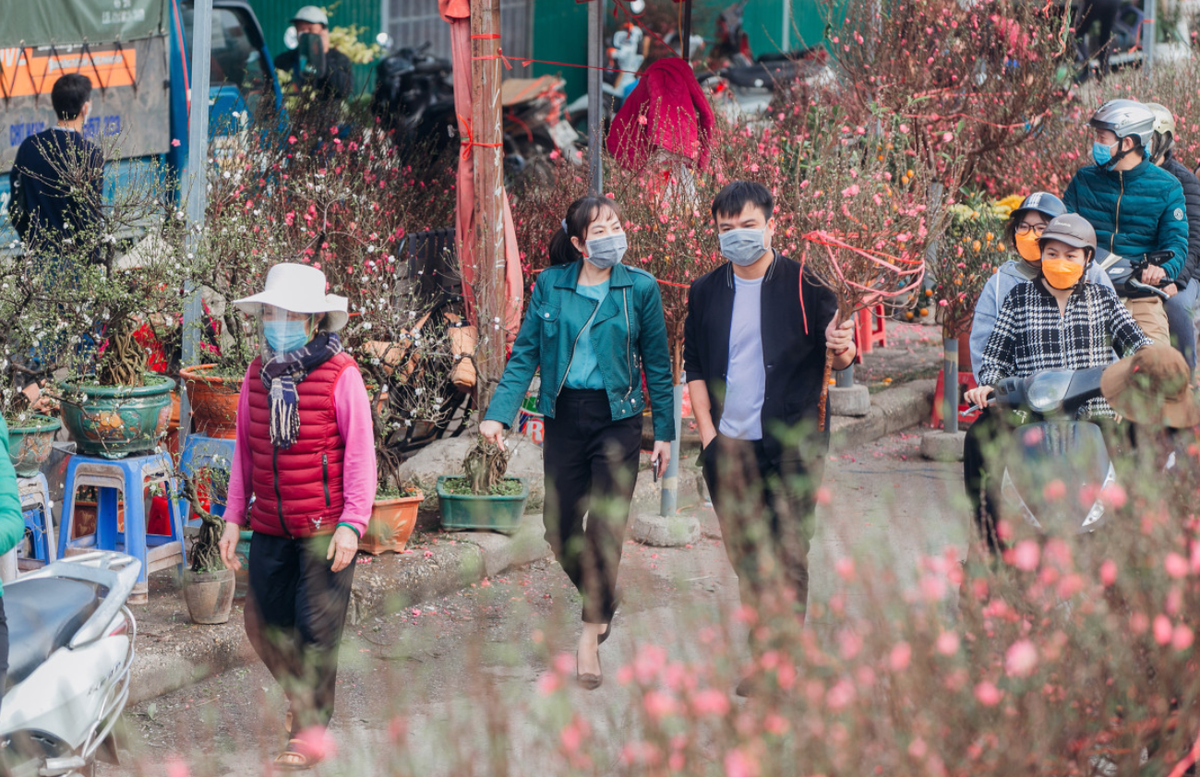 Chợ hoa Quảng Bá tập trung đủ loại hoa từ những loài hoa truyền thống như đào, quất, mai vàng đến những loài hoa nhập ngoại độc đáo. Ảnh: GĐ&amp;XH