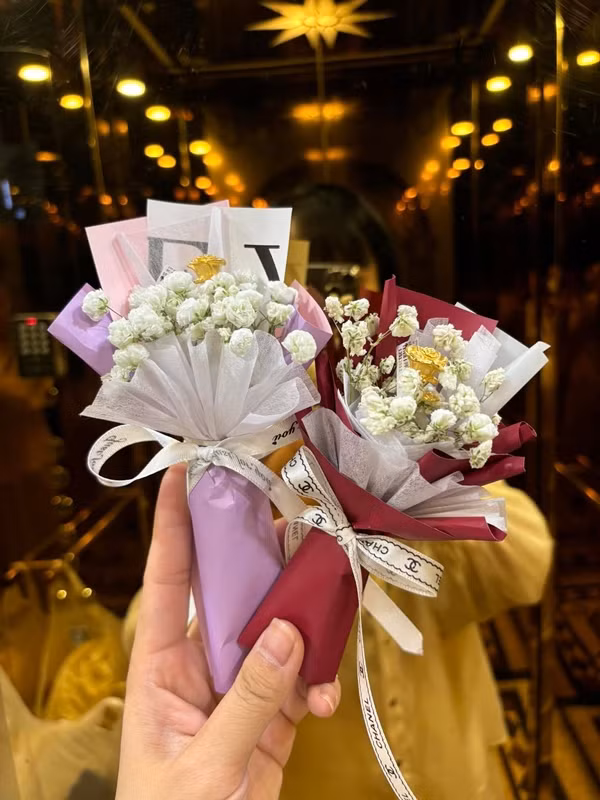 Dịp Valentine năm nay, hoa vĩnh cửu và các loại búp bê xinh xắn trở thành mặt hàng được nhiều khách hàng ưa chuộng bởi vẻ đẹp thanh thoát và bền bỉ theo thời gian. Ảnh: Facebook Hoàng Yến