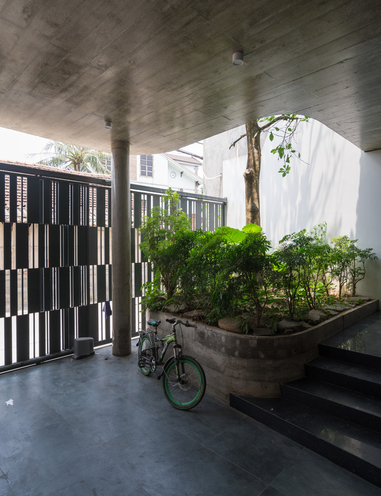 Ngôi nhà hiện đại nhưng vẫn gần gũi với cuộc sống trước đây của gia chủ. Ảnh: Triệu Chiến