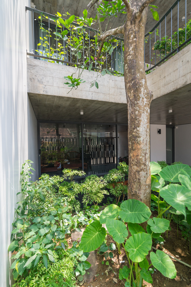 Đó là cảm giác mang đến cho người sử dụng một hoài niệm mơ hồ về không gian sân trong, trong những ngôi nhà phố truyền thống hay những ngôi nhà vườn được bao quanh bởi cây cối. Ảnh: Triệu Chiến