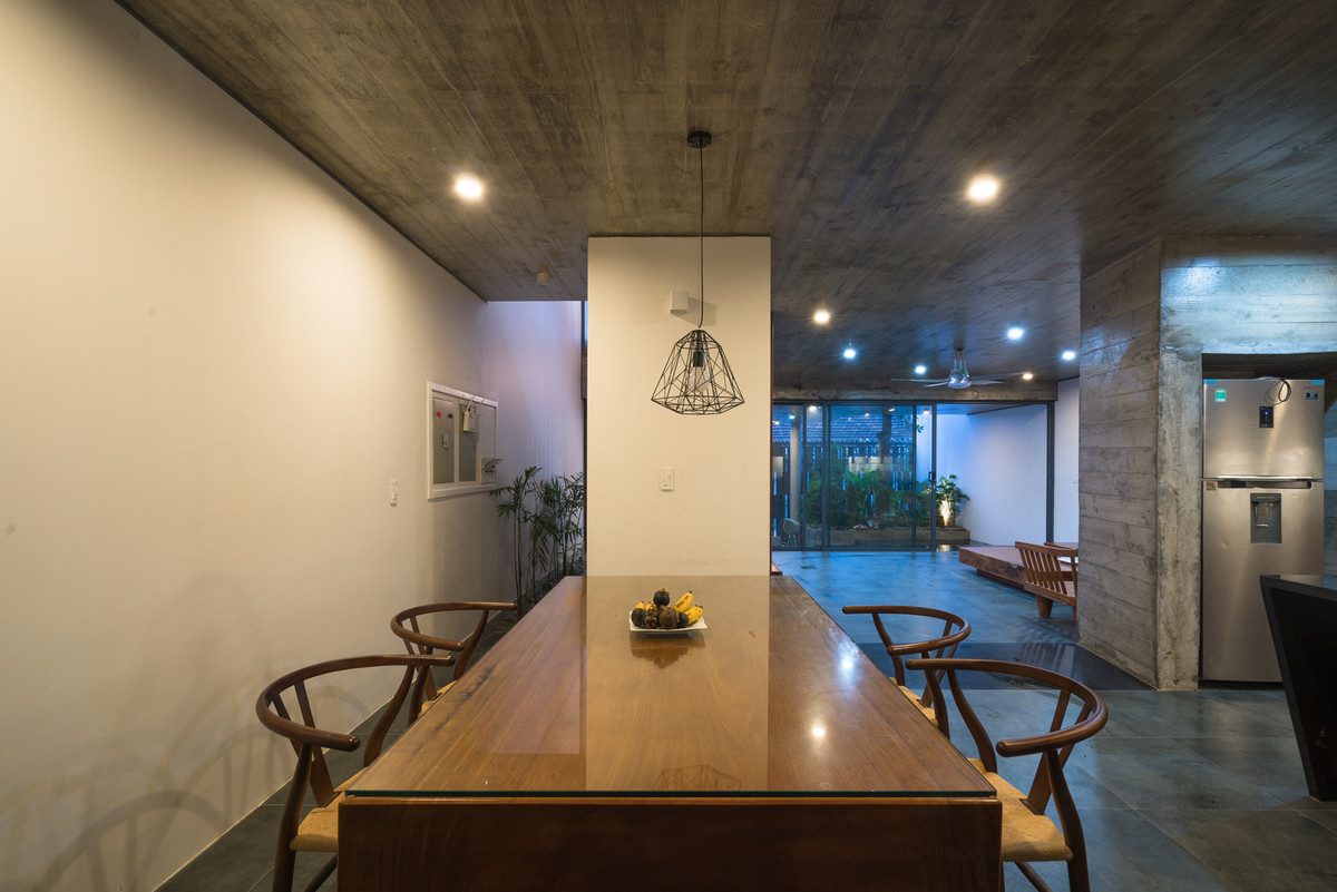 Không gian bếp và phòng ăn thoáng rộng. Ảnh: Triệu Chiến