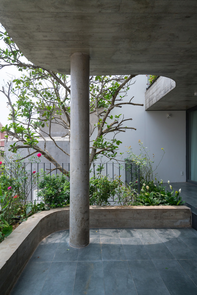 Điều này giúp không gian được liên tục theo chiều ngang ở mỗi tầng và tạo ra hiệu ứng mơ hồ khiến người sử dụng khi vào nhà cảm thấy như đi ra ngoài và ngược lại. Ảnh: Triệu Chiến