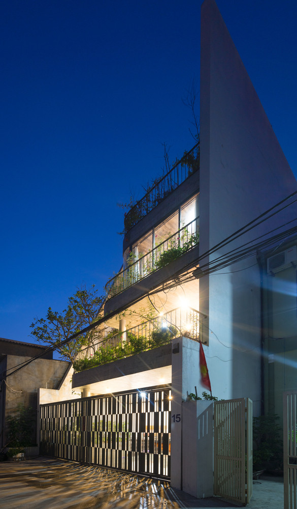 Ngôi nhà được đẩy lên 4 tầng để khai thác tầm nhìn của tòa nhà. Ảnh: Triệu Chiến