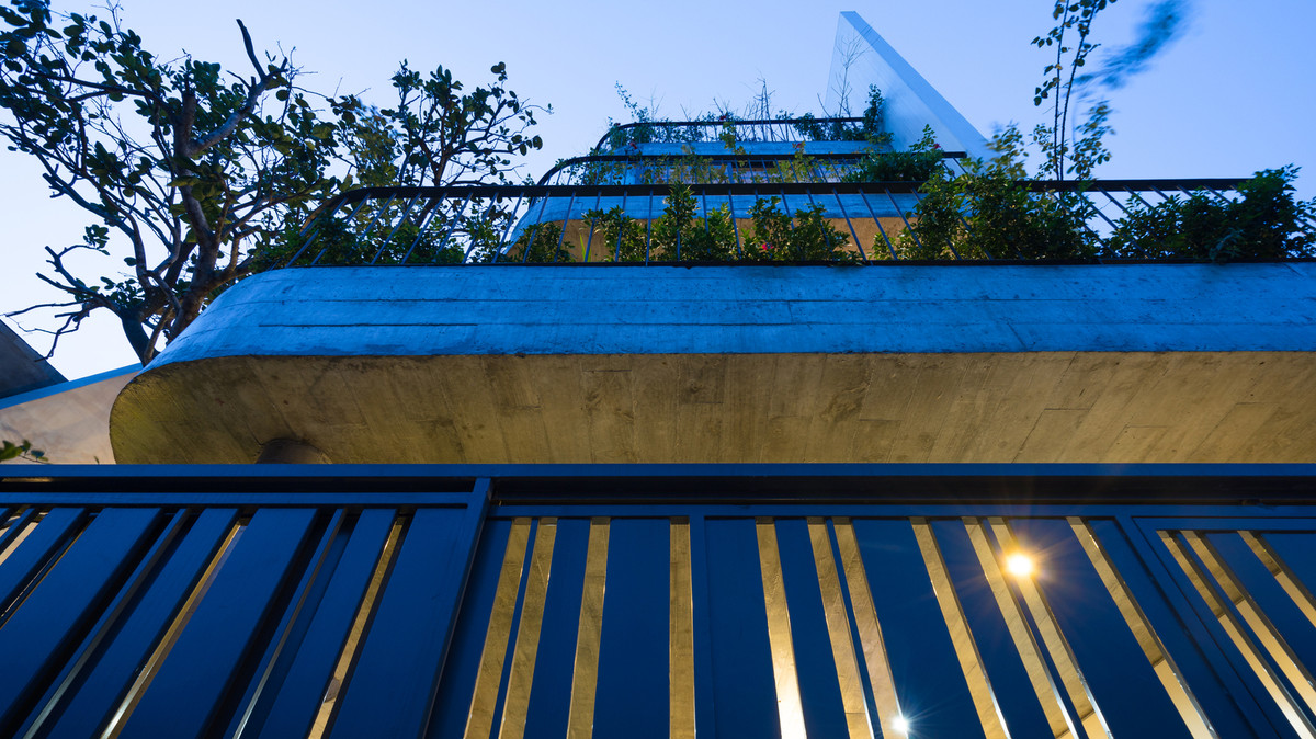 Cấu trúc không gian được tổ chức theo kiểu lát sàn phổ biến của nhà phố Việt Nam nhằm tạo cảm giác thân thuộc cũng như hiệu quả tối đa về diện tích. Ảnh: Triệu Chiến