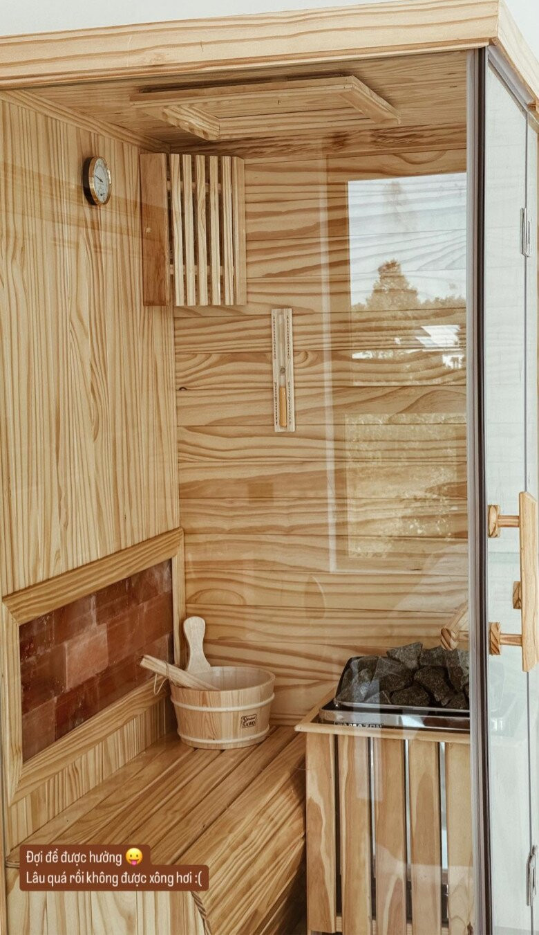 Phòng xông hơi nhỏ gọn bằng gỗ sáng màu là không gian thư giãn lý của bà xã Đặng Văn Lâm. Ảnh: FBNV