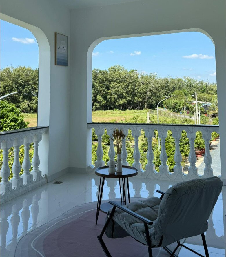 Góc ban công sở hữu tầm view tuyệt đẹp, phóng tầm mắt ra khu vườn xanh mát. Ảnh: FBNV