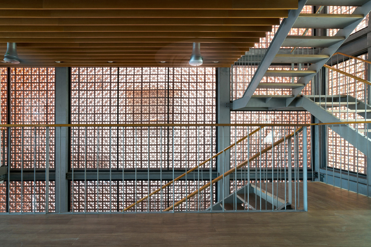 Nhà đèn lồng gồm 5 tầng với diện tích mỗi mặt sàn 72m2. Ảnh: Hiroyuki Oki, Triệu Chiến