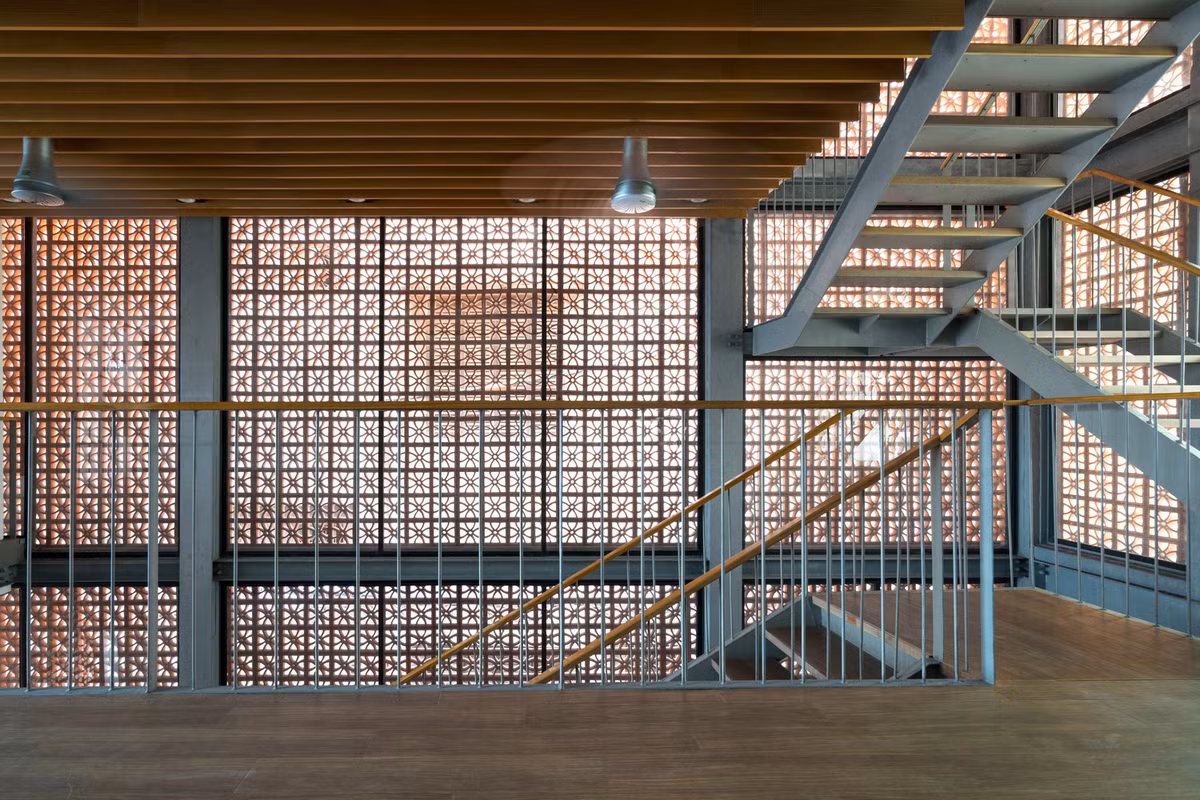 Nhà đèn lồng gồm 5 tầng với diện tích mỗi mặt sàn 72m2. Ảnh: Hiroyuki Oki, Triệu Chiến