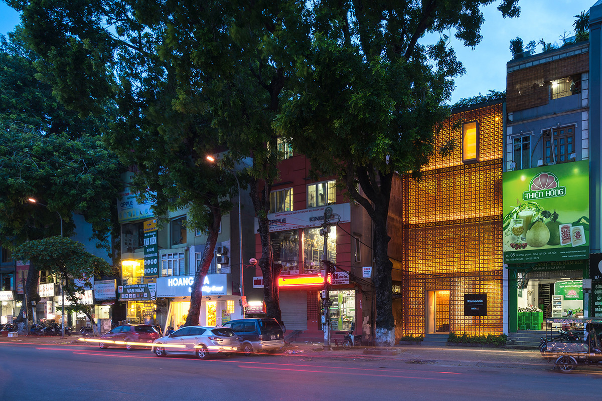 Buổi tối, tòa nhà được chiếu sáng từ bên trong, hoạt động như một chiếc đèn lồng trong thành phố. Ảnh: Hiroyuki Oki, Triệu Chiến