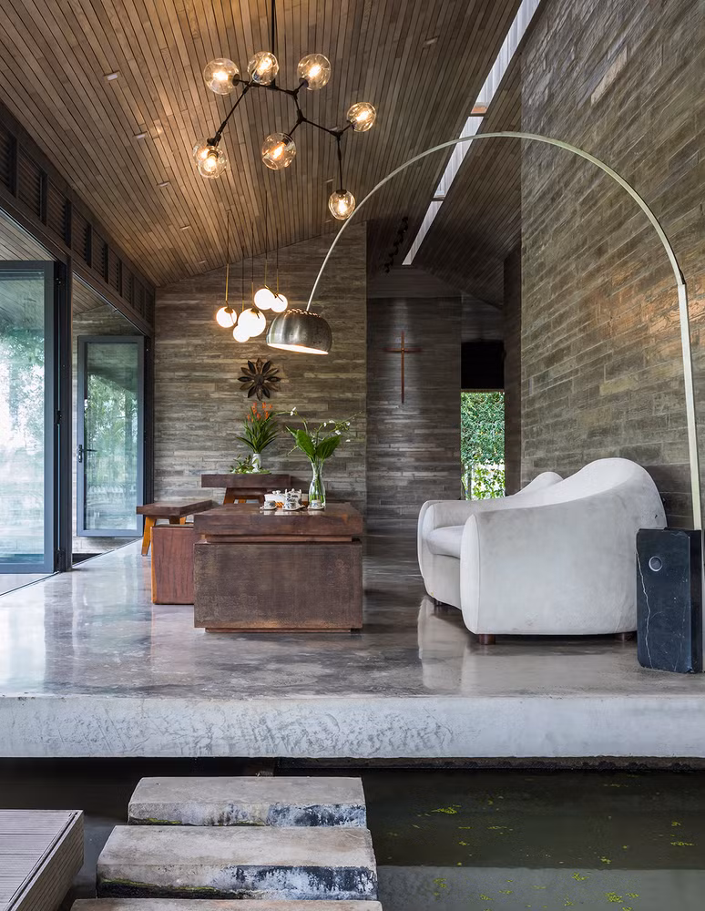 Dưới lớp mái là hệ trần bằng gỗ được xử lý cùng với tông của màu tường bê tông vân gỗ đúc thủ công. Hệ trần gỗ có tác dụng làm giảm nhiệt độ trong nhà so với bên ngoài. Ảnh: Hiroyuki Oki