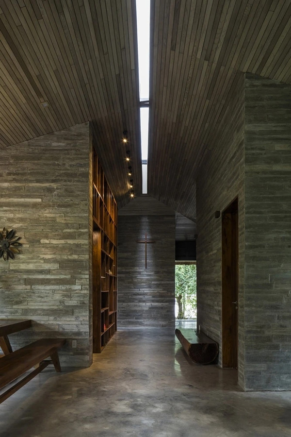 Không sử dụng gạch lát, sàn nhà dùng bê tông mài tạo cảm giác thoải mái, đồng thời có màu sắc hài hòa với tường và mái. Ảnh: Hiroyuki Oki