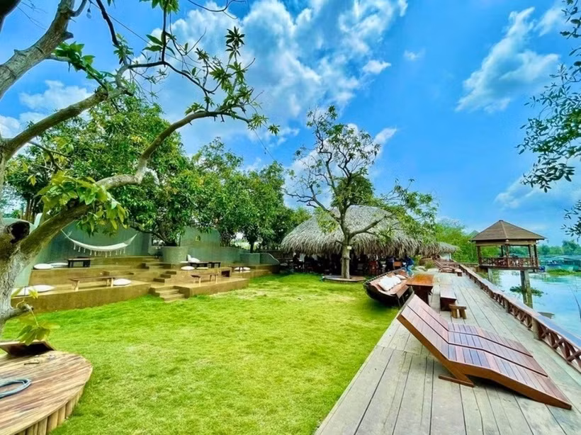 Khu vườn được lấy cảm hứng từ tuổi thơ của Vân Trang. Nữ diễn viên cho biết, vì muốn cho cả gia đình có không gian nghỉ dưỡng lý tưởng, nên vợ chồng cô quyết định đầu tư xây dựng vườn sinh thái này. Ảnh: FB Vân Trang