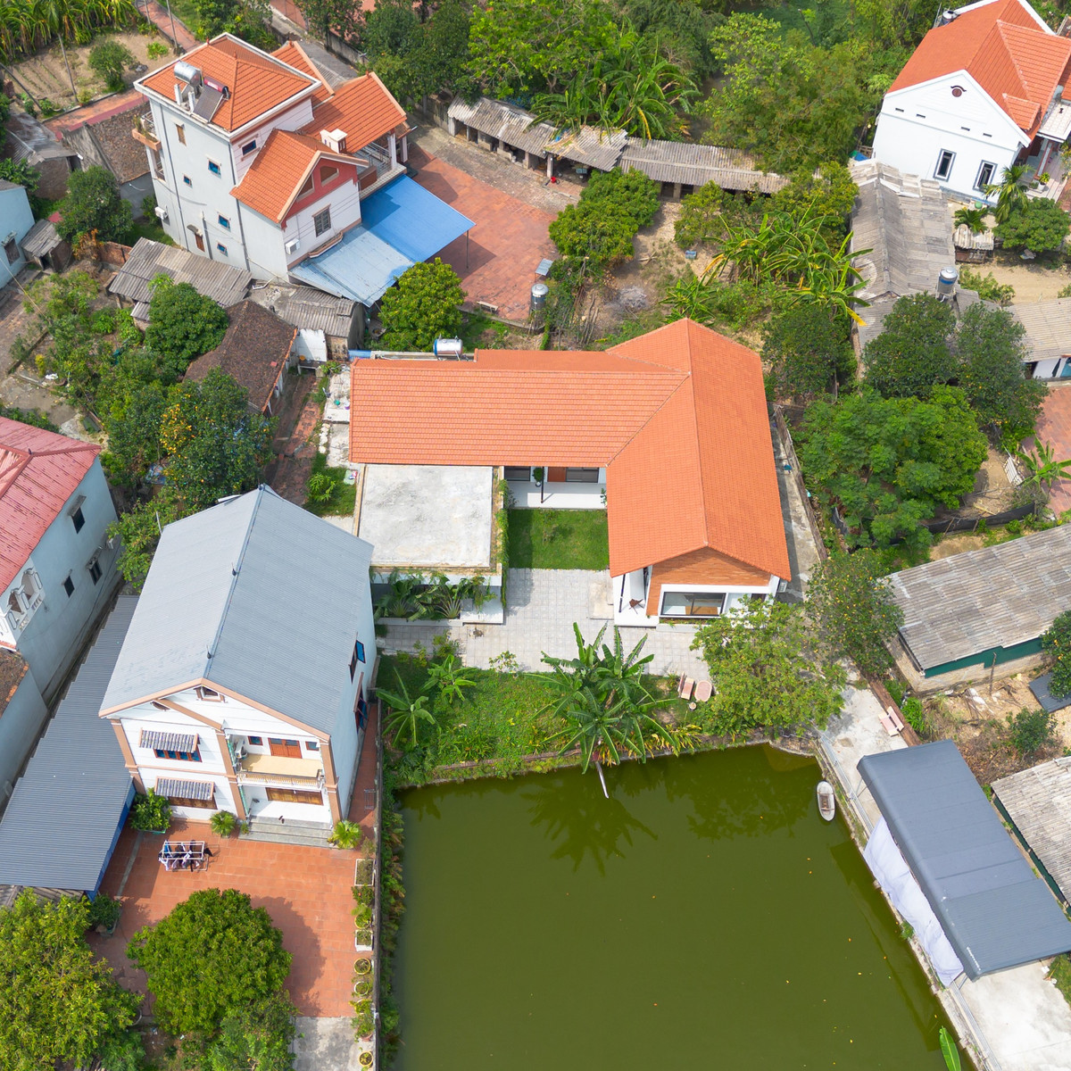 Tọa lạc tại xã Trung Giã (Sóc Sơn, Hà Nội), SS House là ngôi nhà cấp 4 với những khu vườn và hồ nước phía trước. Tại đây, các thành viên sẽ tránh xa sự ồn ào ở bên ngoài để tận hưởng cảm giác thư thái và gần gũi tự nhiên. Ảnh: Lê Trung