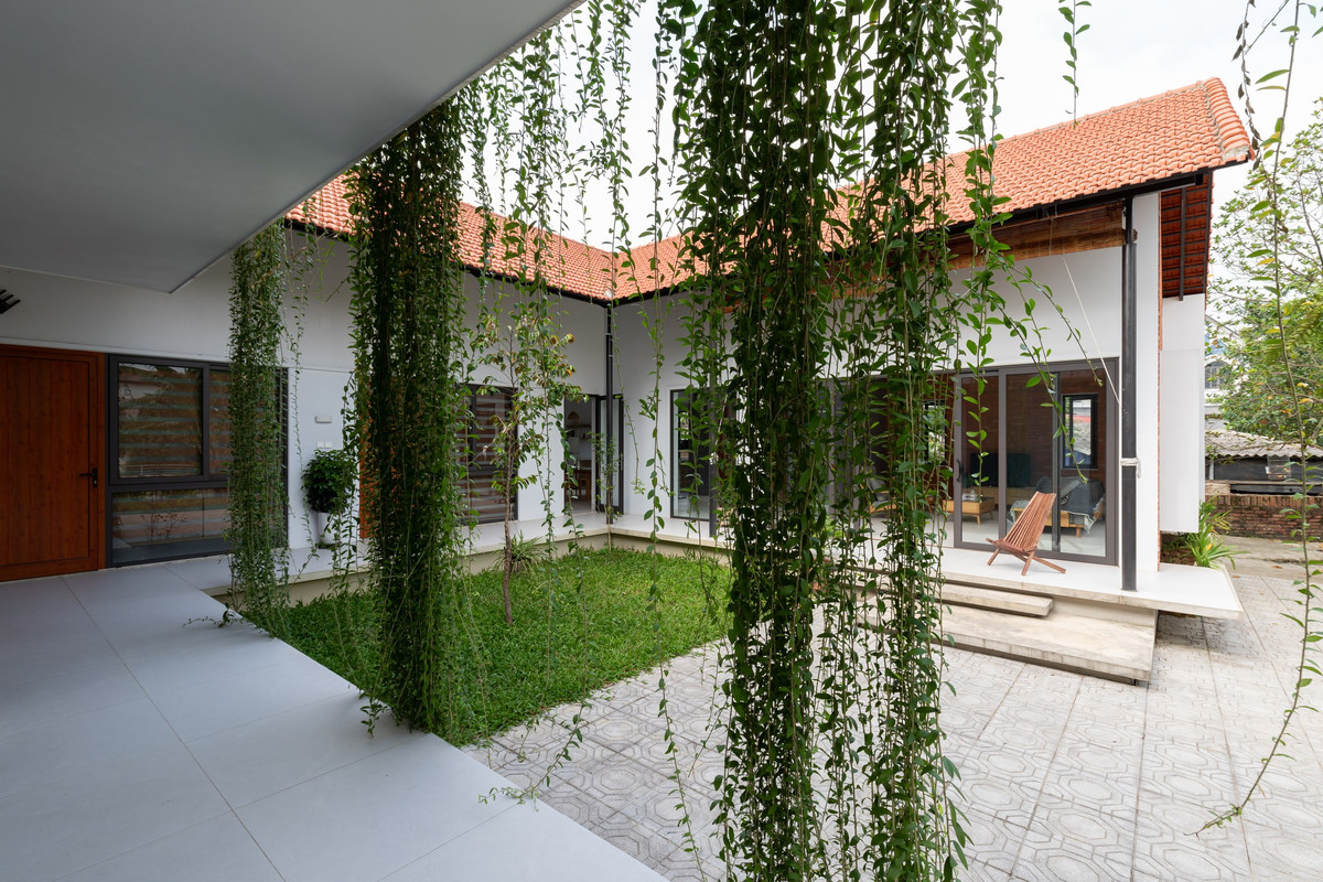 Các không gian trong nhà đều có tối thiểu 2 mặt thoáng để tận dụng tối đa ánh sáng mặt trời, giảm nhu cầu chiếu sáng và thông gió. Ảnh: Lê Trung