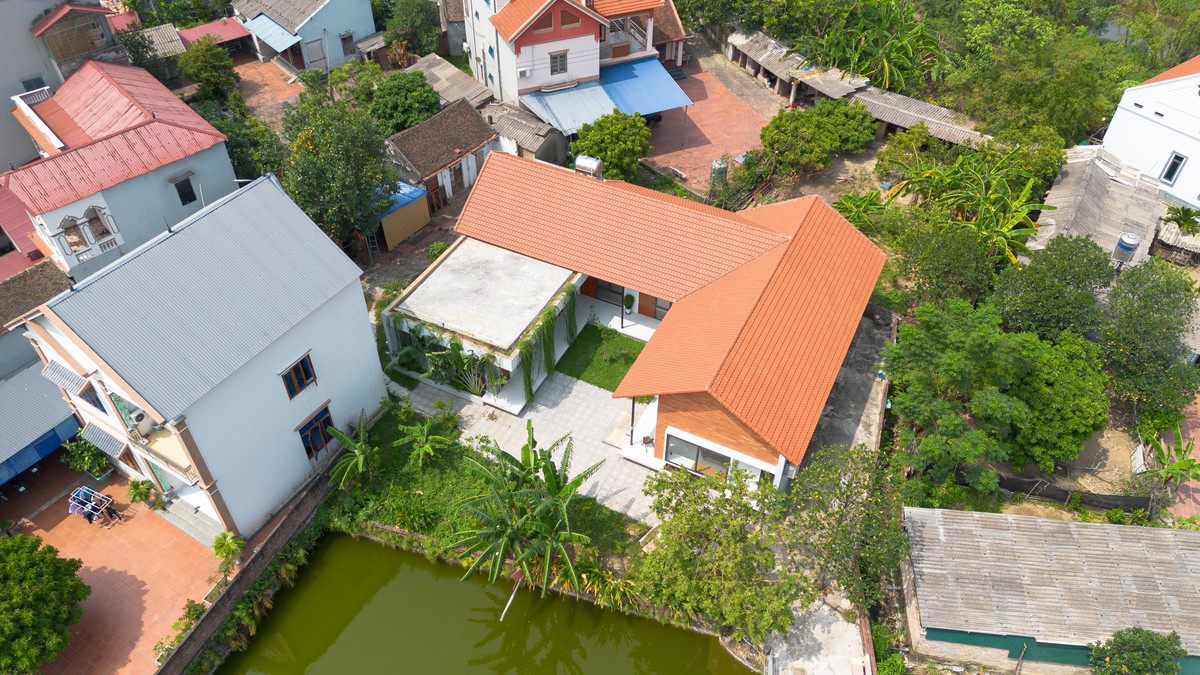 Tạo hình của công trình là sự kết hợp giữa mái ngói dốc và các khối hộp đan xen vào nhau. Điều này tạo ra một hình ảnh thân quen nhưng cũng rất hiện đại và thú vị. Ảnh: Lê Trung