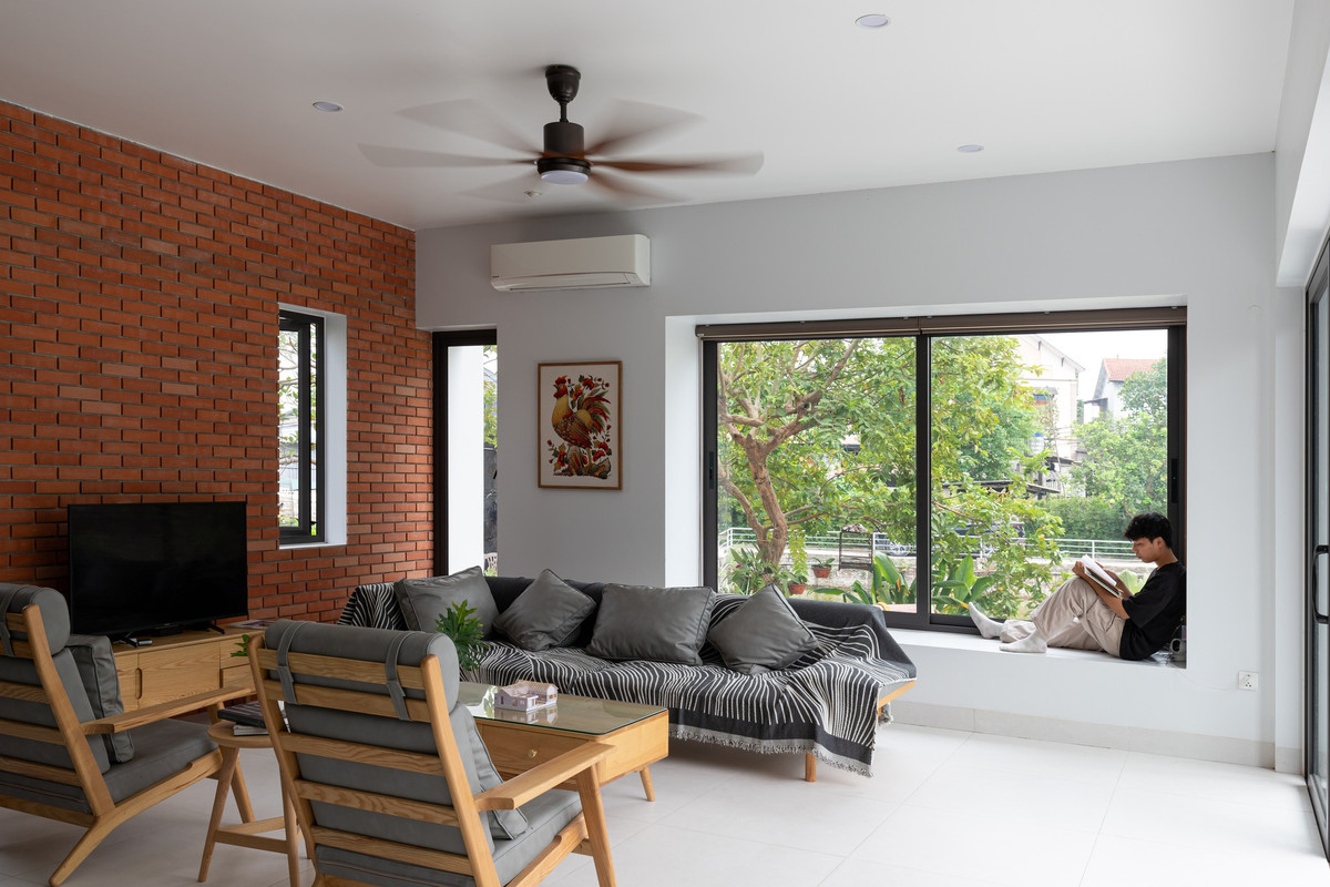 Các không gian sử dụng đều hướng thẳng ra khu vườn, được che chắn bởi cửa và mái hiên lớn tạo nên không gian mở linh hoạt. Ảnh: Lê Trung