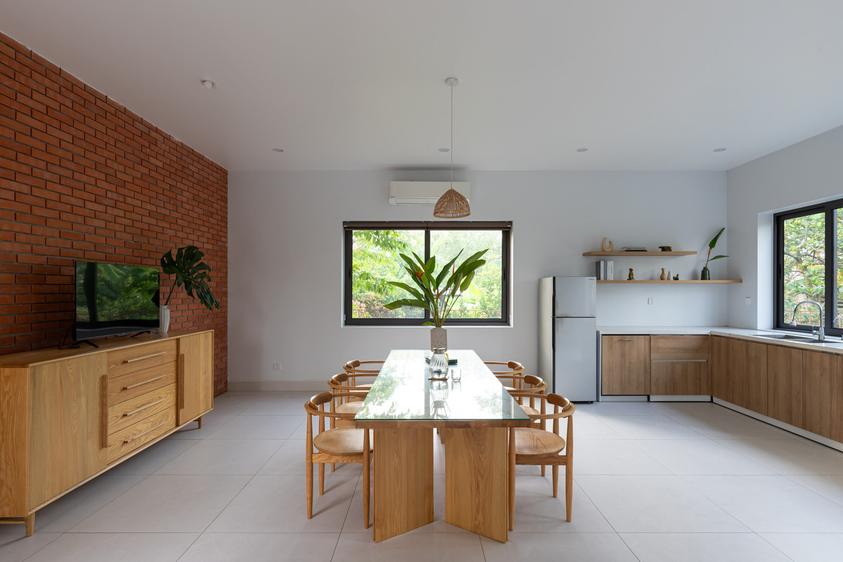 Góc bếp thoáng đãng, ngập tràn ánh sáng. Ảnh: Lê Trung