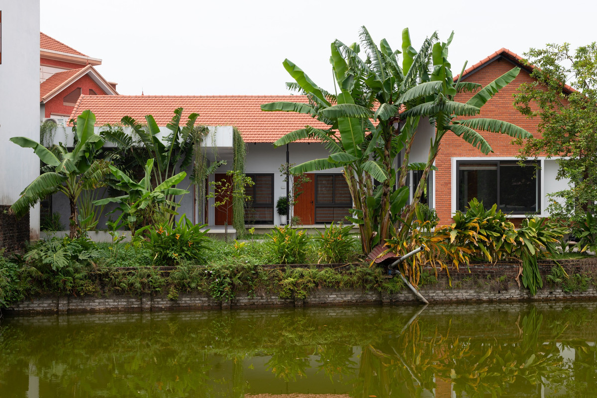 Màu đỏ của mái ngói và gạch nung truyền thống mang đến cảm giác ấm áp và hài hòa khi kết hợp cùng cây xanh. Ảnh: Lê Trung