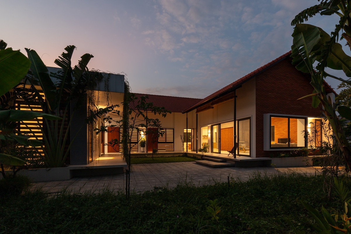 Ngôi nhà lung linh hơn dưới ánh đèn buổi tối. Ảnh: Lê Trung