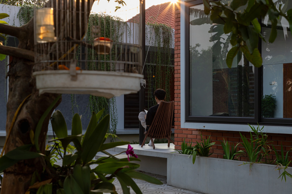 Bằng cách liên kết chặt chẽ khu vườn với không gian trong nhà, các thành viên có thể tận hưởng vẻ đẹp của vườn cây và luôn có cảm giác kết nối cùng nhau. Ảnh: Lê Trung