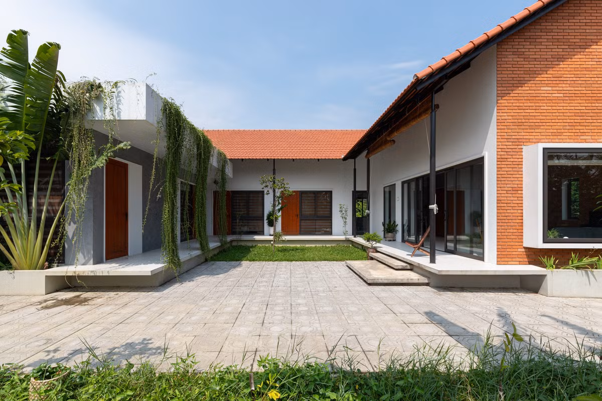 Là nơi quây quần cho con cháu vào mỗi dịp cuối tuần, ngôi nhà được lấy cảm hứng từ những nếp mái truyền thống ôm lấy mảnh vườn trung tâm. Ảnh: Lê Trung