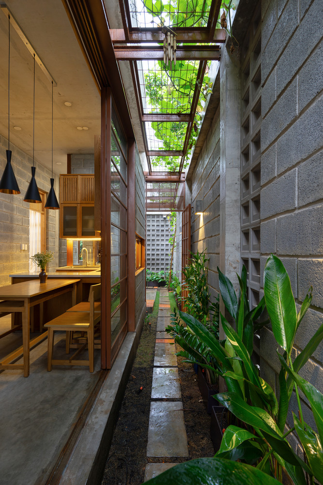 Thứ tư là sử dụng vật liệu có sẵn tại Bình Dương để phù hợp với kỹ thuật xây dựng của thợ thủ công địa phương. Điều này giúp giảm chi phí xây dựng, rút ngắn thời gian xây dựng và giảm thiểu tác động đến môi trường. Ảnh: Tad.atelier