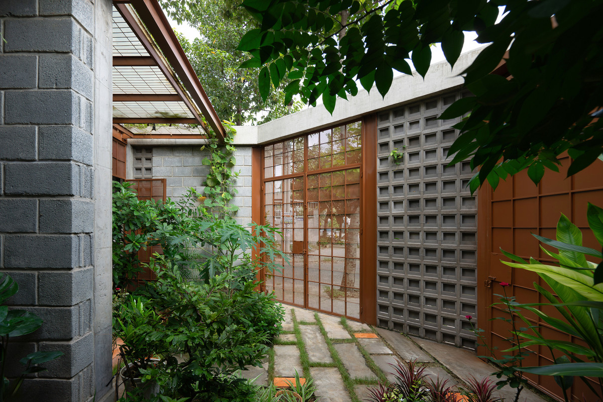 Thiết kế này cải thiện lưu thông không khí và làm dịu ánh sáng tự nhiên trong khi đóng vai trò là khu vực đa chức năng kết nối cư dân với môi trường, duy trì sự riêng tư và an ninh. Ảnh: Tad.atelier