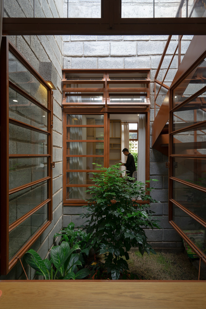 Thứ hai, ngôi nhà kết hợp nhiều không gian đệm, chẳng hạn như hiên nhà, sân trong và hành lang, để tạo ra sự chuyển tiếp liền mạch giữa kiến trúc và thiên nhiên, không gian bên trong và bên ngoài. Ảnh: Tad.atelier
