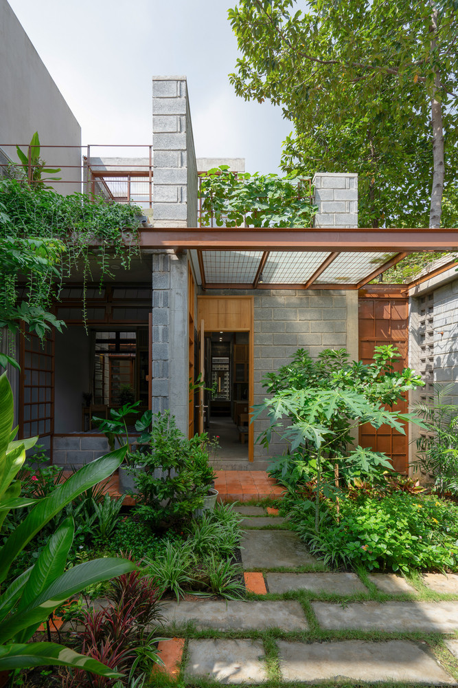 Căn nhà tập trung vào sự đơn giản, đủ đầy, mộc mạc và hòa hợp với thiên nhiên. Ảnh: Tad.atelier