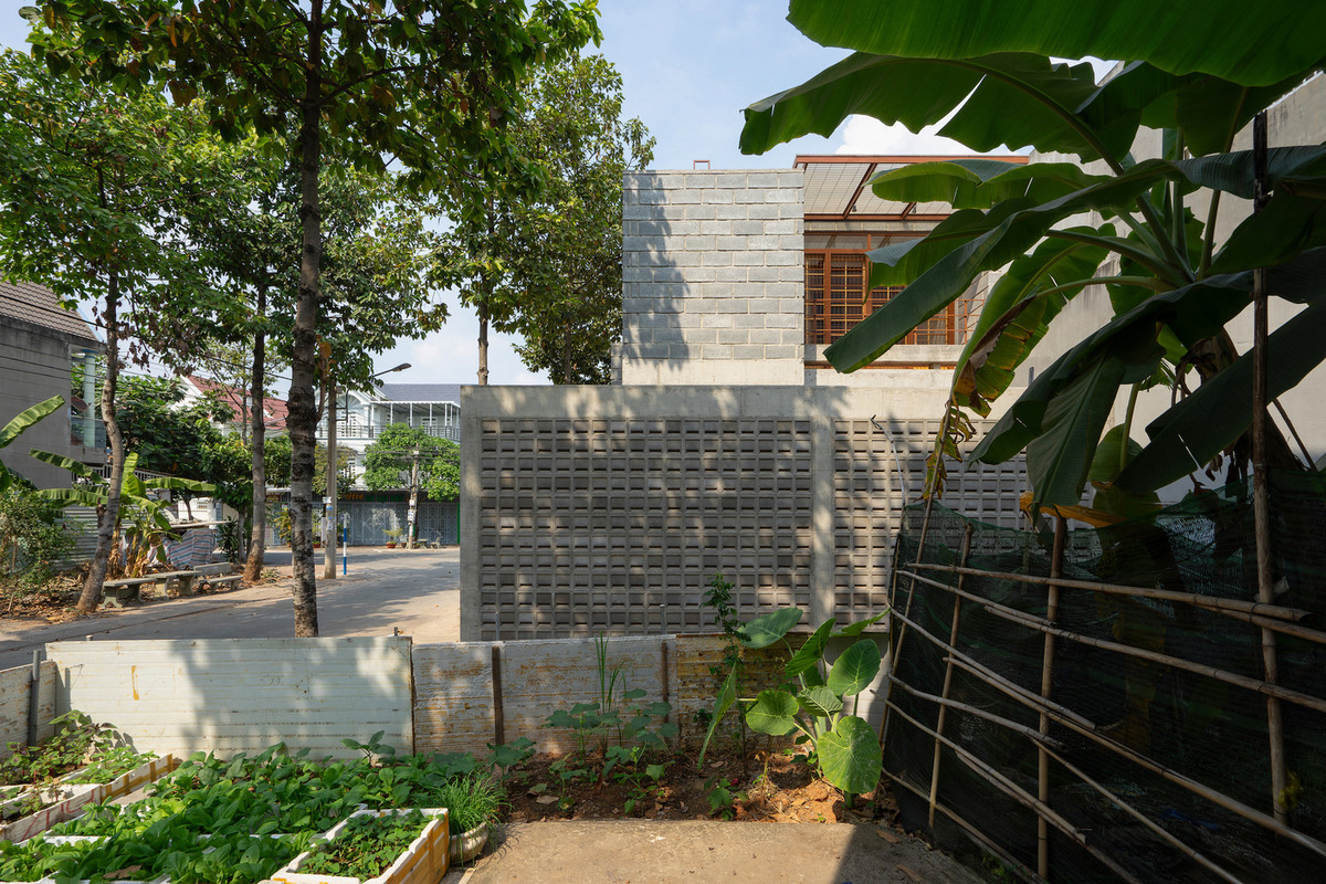 Khi thiết kế ngôi nhà, mục tiêu của kiến trúc sư là tạo ra một mô hình nhà ở khiêm tốn, thân thiện với môi trường, sử dụng các nguồn tài nguyên địa phương và cho phép tự cung tự cấp một phần trong sản xuất lương thực. Ảnh: Tad.atelier