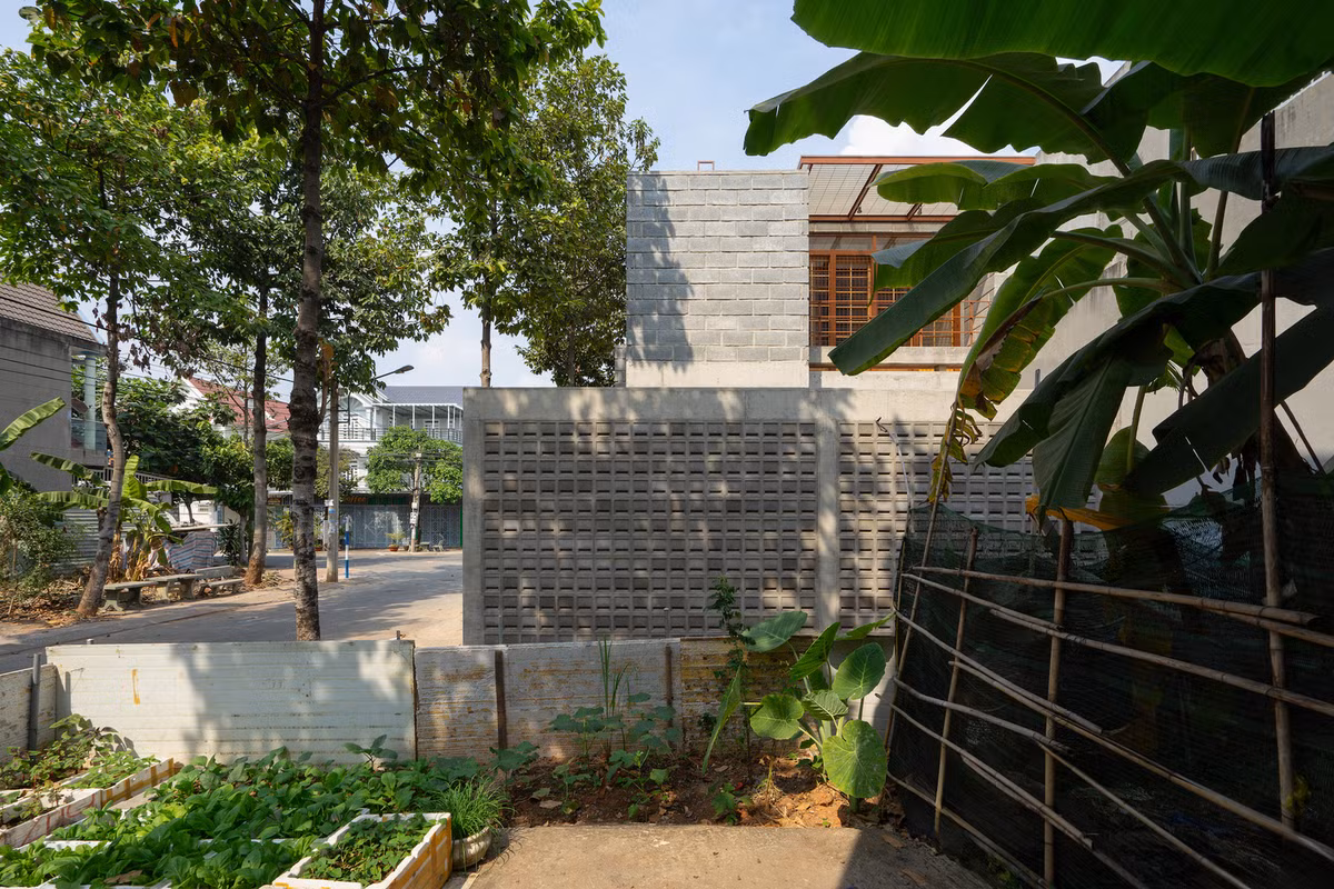 Khi thiết kế ngôi nhà, mục tiêu của kiến trúc sư là tạo ra một mô hình nhà ở khiêm tốn, thân thiện với môi trường, sử dụng các nguồn tài nguyên địa phương và cho phép tự cung tự cấp một phần trong sản xuất lương thực. Ảnh: Tad.atelier