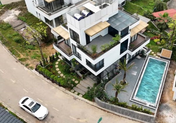 Kênh YouTube NhaF vừa giới thiệu căn biệt thự nghỉ dưỡng trên đồi nằm trên khu đất rộng khoảng 500m2 tại Lương Sơn (Hòa Bình). Ảnh chụp màn hình NhaF