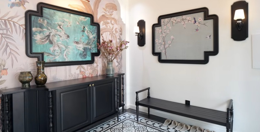 Bên trong nhà được thiết kế theo phong cách Indochine với tone trắng đen chủ đạo. Ảnh chụp màn hình NhaF