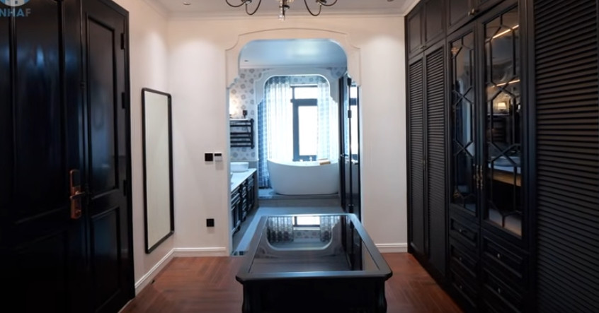 Khu vực thay đồ trong phòng ngủ master. Ảnh chụp màn hình NhaF