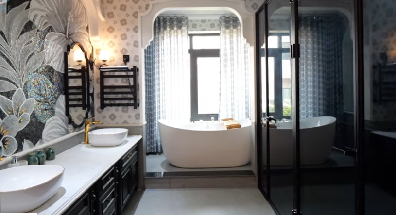 Phòng tắm với nội thất hiện đại chuẩn 5 sao. Ảnh chụp màn hình NhaF