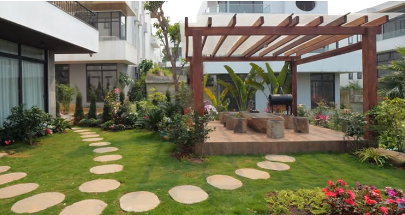 Không gian ăn uống ngoài trời nằm giữa sân vườn trồng nhiều hoa thơm. Ảnh chụp màn hình NhaF