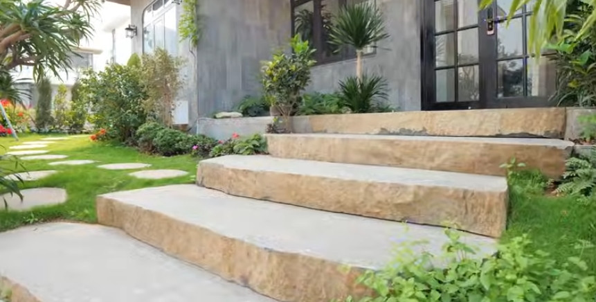 Biệt thự gồm 3 tầng nổi và 1 tầng hầm. Lối dẫn vào nhà là bậc thềm bằng đá được gia chủ cất công chuyển ra từ Quy Nhơn. Ảnh chụp màn hình NhaF