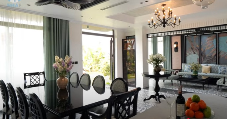 Tầng hầm có nhiều cửa nên rất thoáng, nhiều ánh sáng. Tại đây được bố trí không gian sinh hoạt chung, phòng ăn và bếp. Ảnh chụp màn hình NhaF