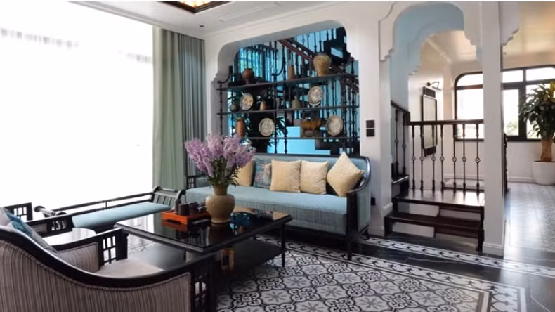 Không gian phòng khách thoáng đãng nhờ hệ cửa kính lớn. Ảnh chụp màn hình NhaF