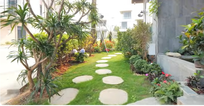 Xung quanh căn biệt thự có nhiều cây xanh, tiểu cảnh. Ảnh chụp màn hình NhaF