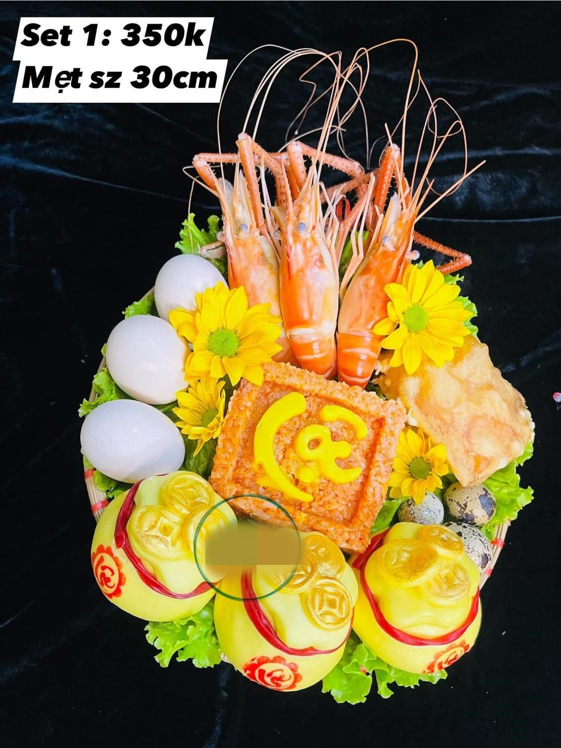 Mâm cúng Thần Tài tiền triệu ngập tôm hùm, cua biển Mam cung Than Tai tien trieu ngap tom hum, cua bien