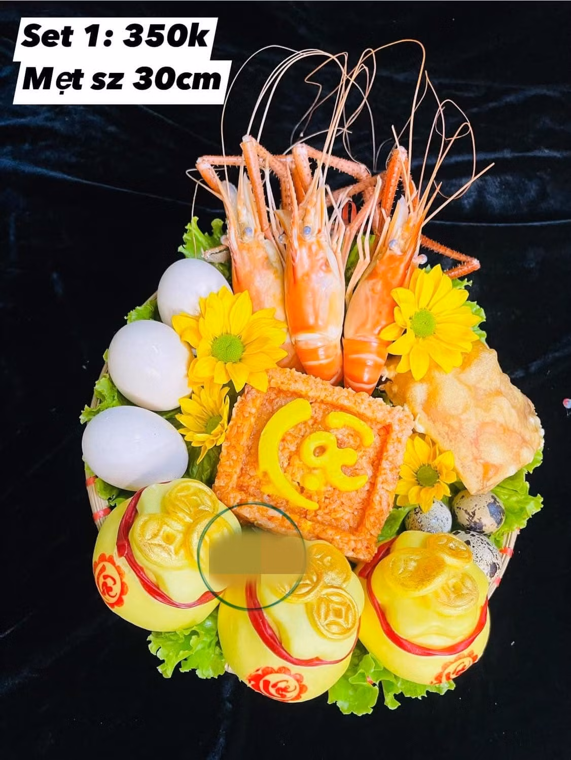 Mâm cúng Thần Tài tiền triệu ngập tôm hùm, cua biển Mam cung Than Tai tien trieu ngap tom hum, cua bien