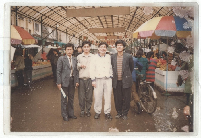 Ảnh thời trẻ “gây sốt” của các tỷ phú Việt - Hình 2 Anh thoi tre “gay sot” cua cac ty phu Viet-Hinh-2