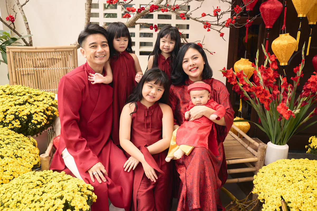 Góc vườn rực rỡ sắc xuân với hoa lay ơn, hoa cúc, trái dừa, lồng đèn, chõng che. Ảnh: FB Vân Trang