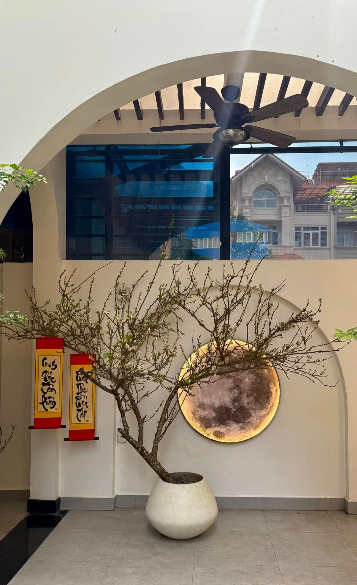 Tự tay làm đẹp cho không gian sống, Vân Trang cảm nhận không khí Tết rộn ràng. Ảnh: FB Vân Trang