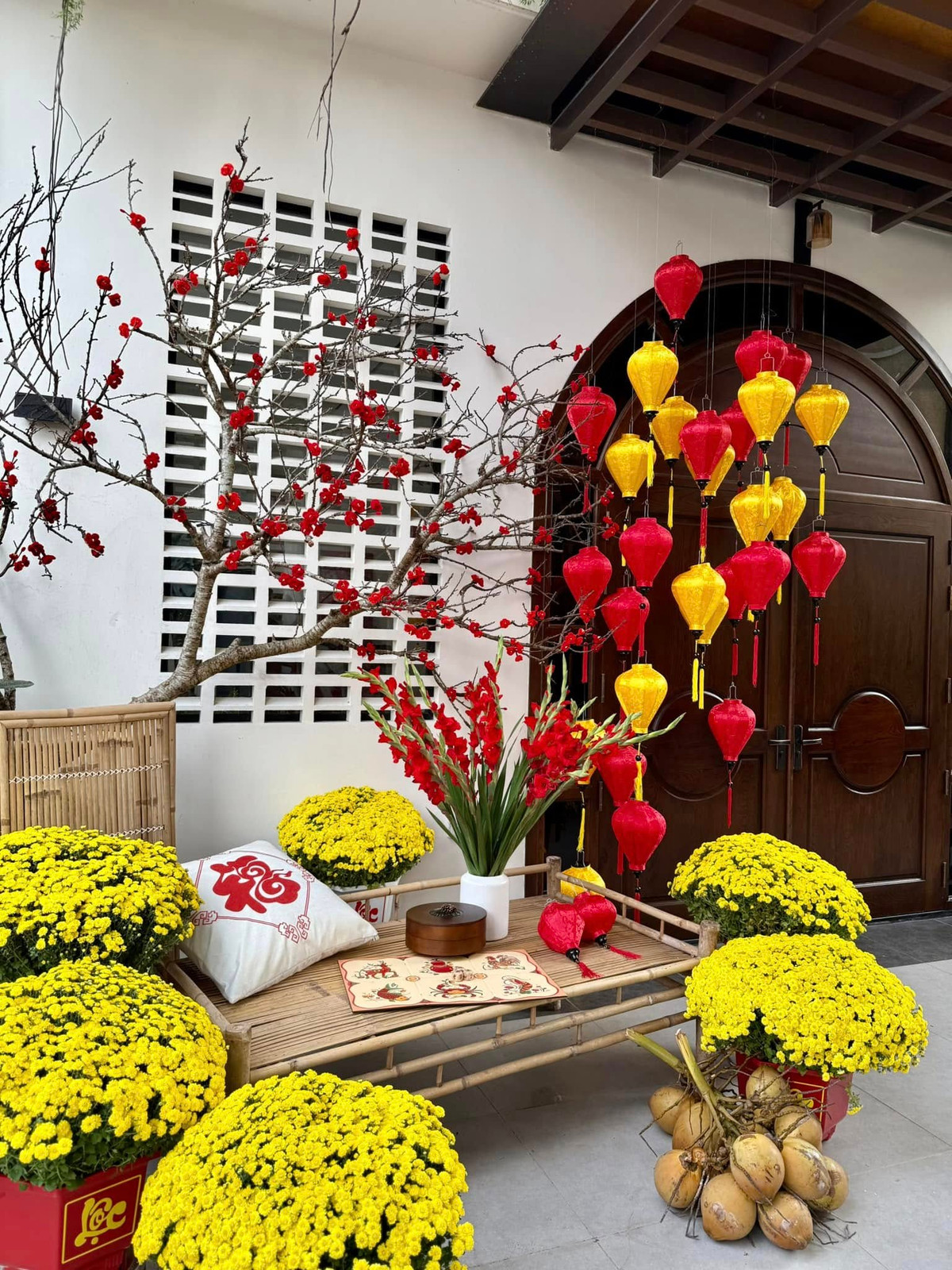 Mỗi dịp năm mới cận kề, Vân Trang tự tay trang trí nhà cửa. Ảnh: FB Vân Trang