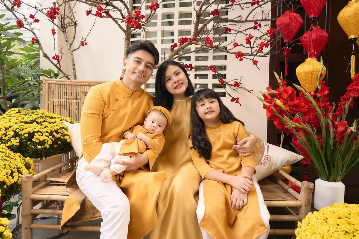 Gia đình Vân Trang diện áo dài chụp ảnh đón Tết 2025. Ảnh: FB Vân Trang